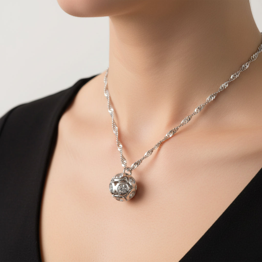 Noelani Halskette silber – Kugelanhänger mit Symbolen