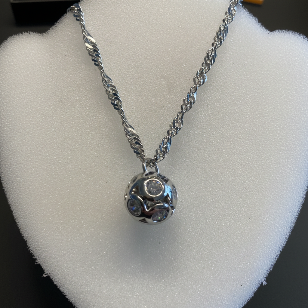 Noelani Halskette silber – Kugelanhänger mit Symbolen