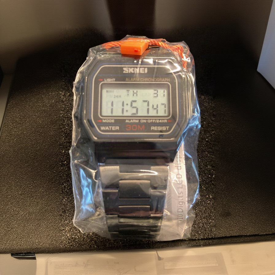 SKMEI Digitaluhr schwarz – Alarm und Stoppuhr