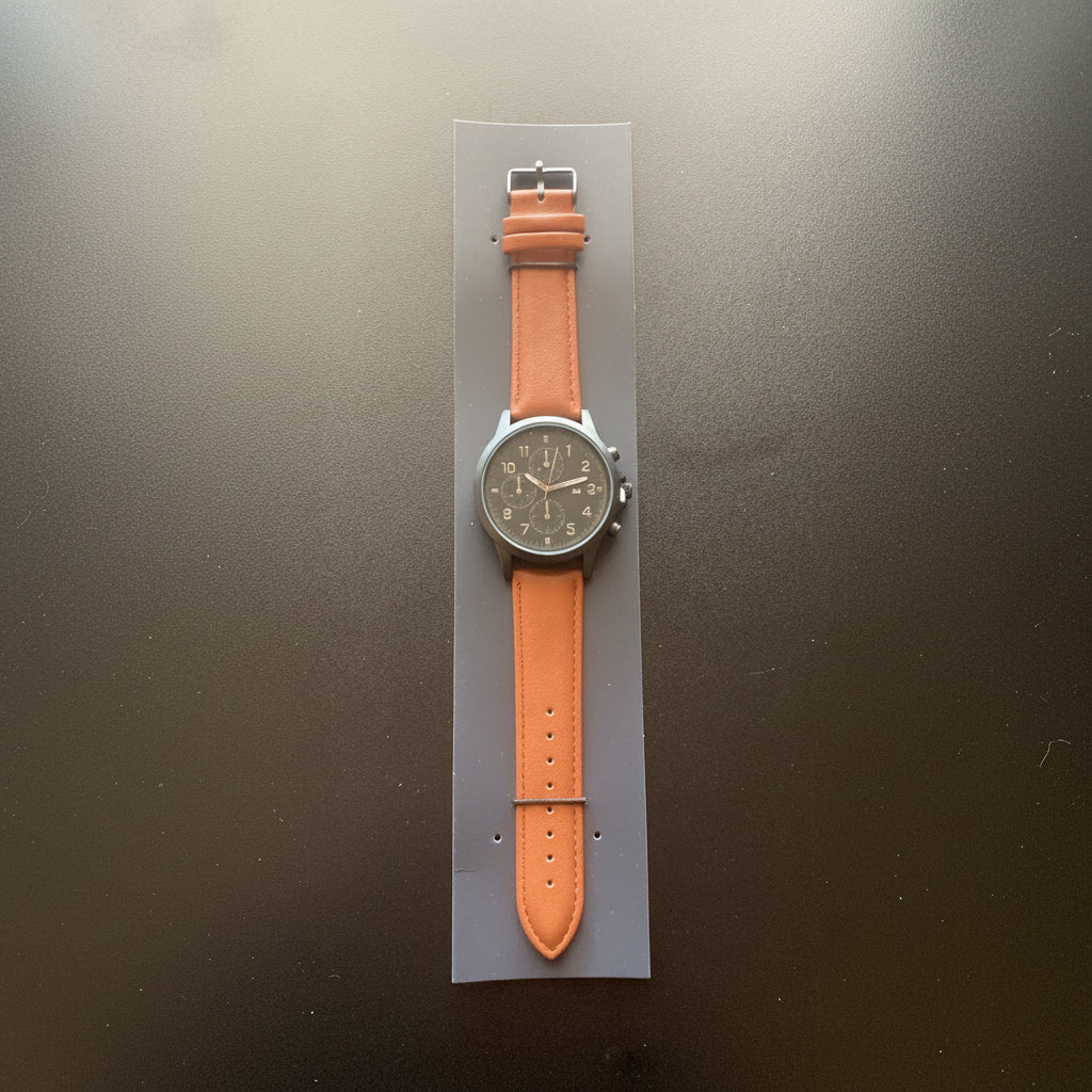 Herrenuhr mit schwarzem Zifferblatt und braunem Lederband