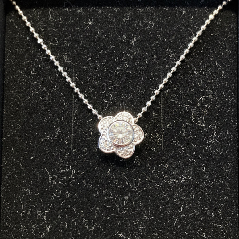 Noelani Halskette Silber mit Blüten-Anhänger und Zirkonia