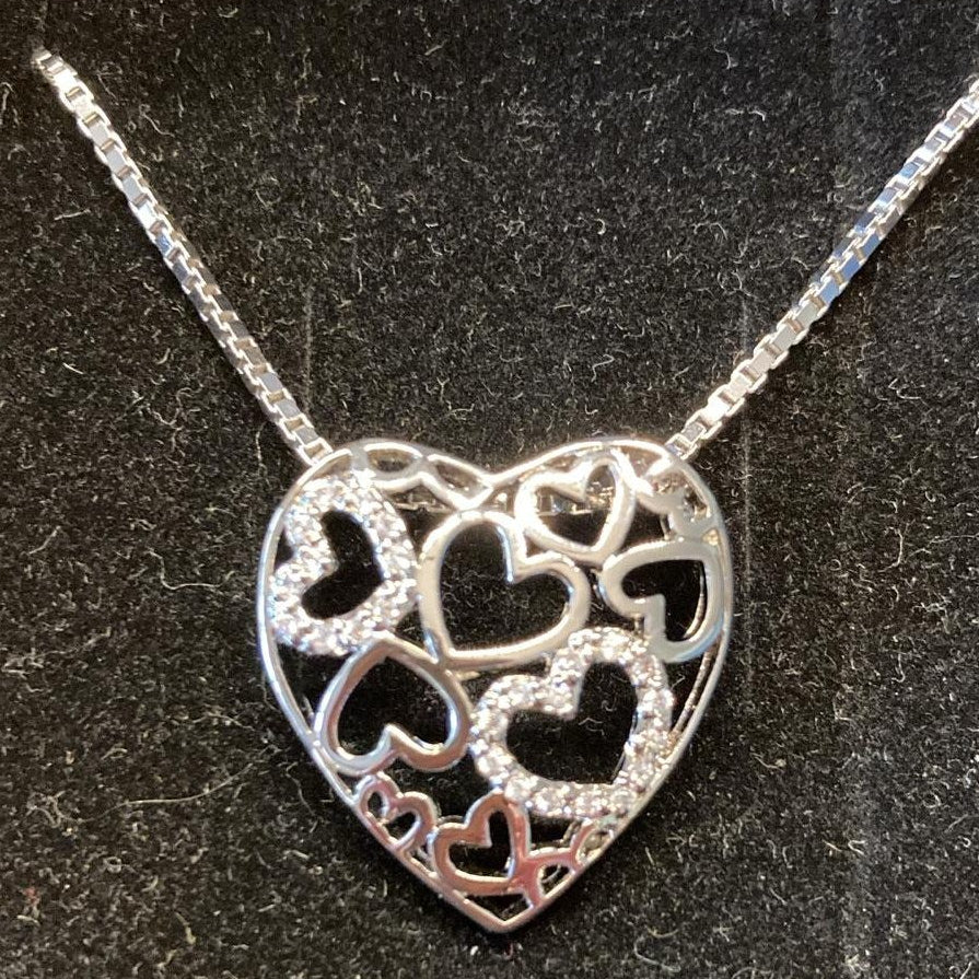 Noelani Halskette Silber mit Herz-Anhänger und Herzmuster