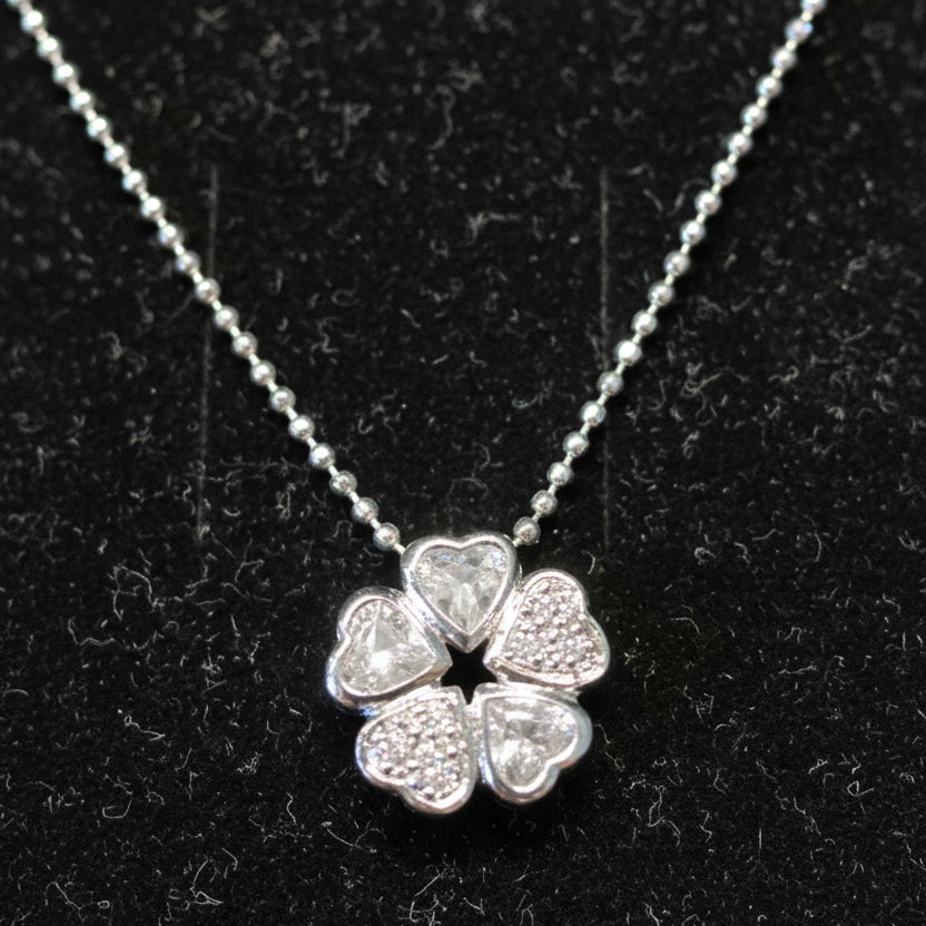 Noelani Halskette Silber mit Blüte aus Zirkonia-Herzen