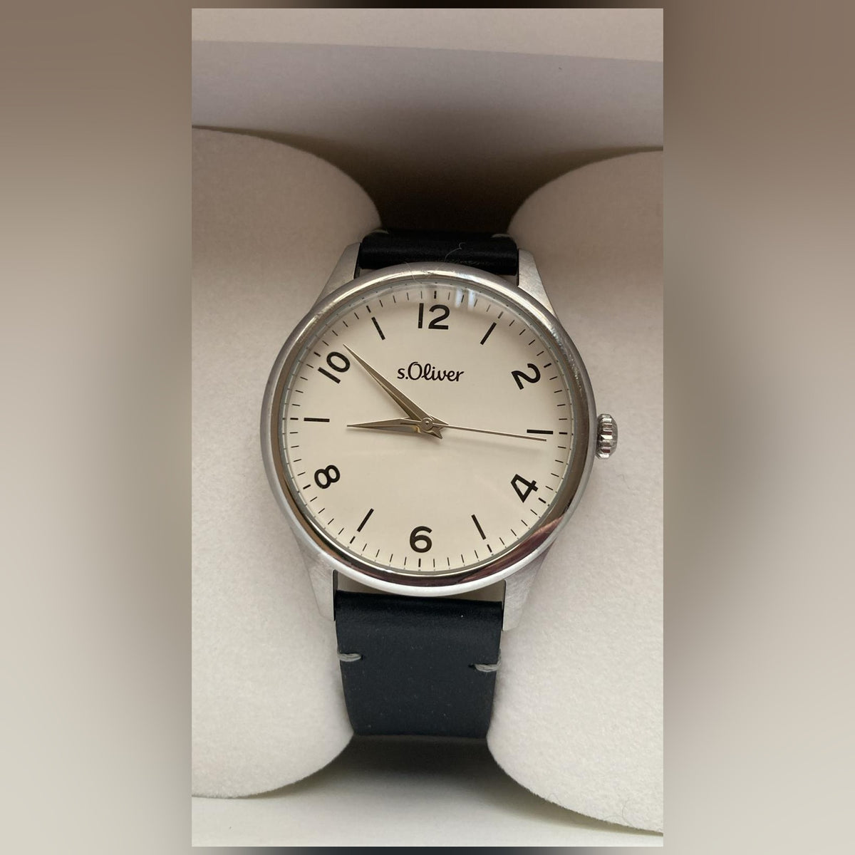 s.Oliver Uhr 2033546 mit cremefarbenem Zifferblatt