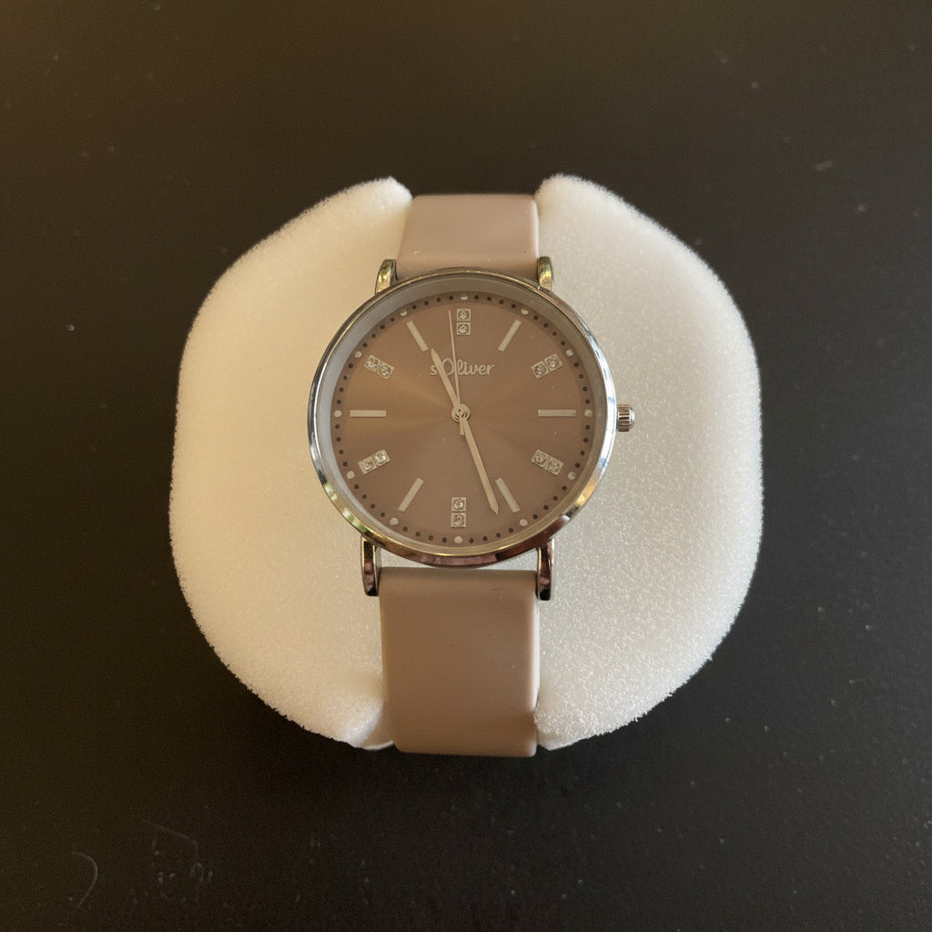 s.Oliver Damenuhr silber – Taupe mit Zirkonia-Indizes